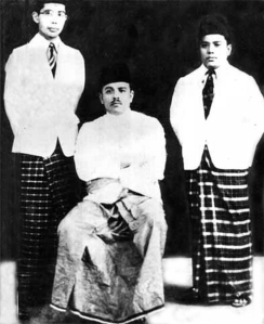 Natsir (kanan), Hamka (tengah), dan Isa Anshary 