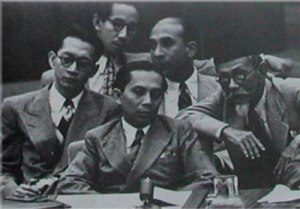 Agus Salim mendampingi Sutan Sjahrir (tengah) di Sidang PBB